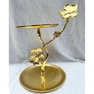 El moderno plato metálico de varios niveles aporta elegancia vertical a su mesa, permitiéndle presentar múltiples platos de manera hermosa. - Product Image 3