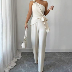 Ensemble coordonné élégant avec haut asymétrique à détail noué et pantalon large - Product Image 1