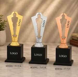 Trophée modèle 717 en métal moulé sous pression, portable, gravé, avec finition or, argent, bronze et base en bois noir durable - Product Image 1
