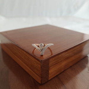 Anillo de Oro Rosa de 18K con Diamante Corte Marquesa en Forma de V para Mujer, Elegante Banda Pavé Chevron, Joyería Fina para Boda, Fiesta, Uso Diario, Regalo - Product Image 3