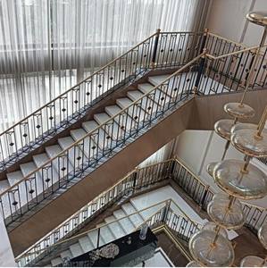 Rampe d'escalier intérieure haut de gamme en fer forgé noir et or avec éléments en laiton et marbre pour la vente en gros - Product Image 3