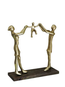Statue Familiale Artisanale en Aluminium Doré – Sculpture Abstraite Parents et Enfant sur Socle en Bois – Élégant Cadeau de Décoration Intérieure - Product Image 3