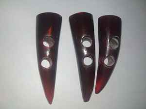 Boutons à bascule artisanaux en corne de buffle polie, écologiques, motif croix, origine Inde, 2 trous, pour couture de vêtements - Product Image 2