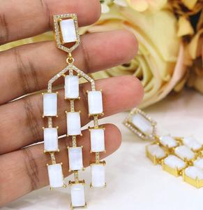 Boucles d'oreilles pendantes élégantes en laiton plaqué or de qualité supérieure, serties de zircons CZ, pour femme, idéales pour les soirées et les fêtes - Product Image 4