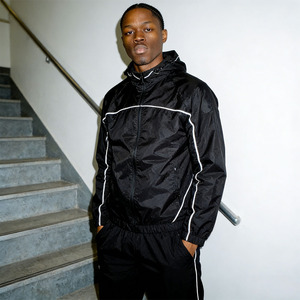 Conjunto Deportivo Impermeable Unisex OEM, Negro, con Capucha, Cierre de Cremallera, Estilo Deportivo, para Invierno, Corte Regular, Bolsillos Laterales, TENDENCIA - Product Image 4