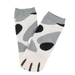 Paires de chaussettes pour femmes de dessin animé Chaussettes courtes à motif de fraise rayées polyvalentes Chaussettes décontractées légères et confortables - Product Image 1