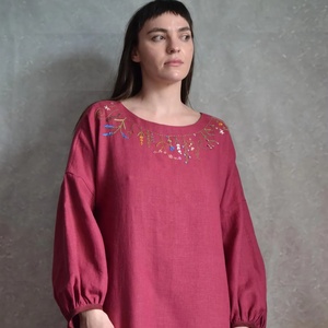 Vestido Túnica de Lino Puro Bordado a Mano, Diseño Floral Artesanal en el Cuello, con Elegantes Mangas Abullonadas y Estilo Boho Sostenible - Product Image 1