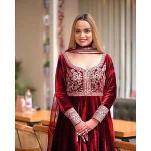 Designer Gown-Bottom and Dupatta for Parties Stylish Lehenga Choli in Polyester <b>Material</b> - Product Image 2