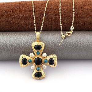 Collar de diseño moderno con colgante de cruz, ónix negro y perlas blancas, cadena chapada en oro, collar a la moda. - Product Image 3