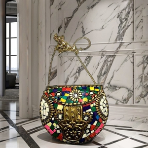 Pin de Esmalte de Zinc con Diseño Clásico de Arte de Banksy, Niña con Globo Rojo, Niño Lanzador de Flores, Insignia, Decoración para el Día del Padre, Moda para Solapa - Product Image 2