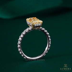 Bague en diamant jaune taille radiant cultivé en laboratoire VS1, plaqué or 9k/10k/14k/18k, certifiée IGI, bijoux de luxe avec pierres latérales blanches - Product Image 3