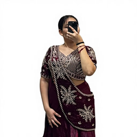 Sari prêt-à-porter en soie de qualité supérieure pour mariage, avec broderie de perles et sequins, et chemisier cousu, style indien, richement orné de perles, idéal pour les fêtes.