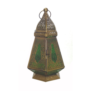 Lanterne à bougie marocaine hexagonale suspendue en laiton, avec toit en pyramide en filigrane, anneau de finition en verre texturé vert et poignée, pour décoration de table - Product Image 1