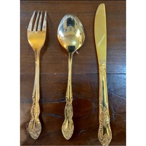 Juego de Cubiertos de Lujo Dorados, Estilo Vintage Real, de Acero Inoxidable Grabado, Pulido a Espejo, Cuchillo, Tenedor y Cuchara - Product Image 3