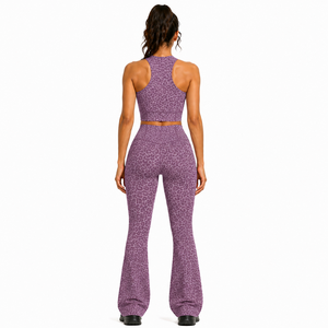 Ensemble de yoga léopard personnalisé pour femme avec logo, soutien-gorge de sport à col halter et découpe, leggings évasés, tenue de sport imprimée 2 pièces pour la gym - Product Image 1