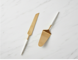 Juego de 2 espátulas y cuchillos dorados para servir pasteles con mangos blancos para hornear y decorar - Product Image 1