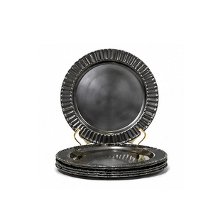 Assiette de service ronde en métal, design vintage or massif, finition polie, vaisselle de fête - Product Image 5