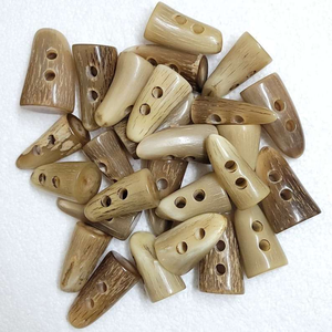 Botón de cuerno de búfalo pulido hecho a mano, artesanal, natural, de primera calidad, con punta completa y 2 agujeros, estilo rústico vintage, para abrigos y capas. - Product Image 1
