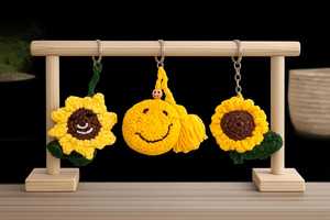 Lot de porte-clés tournesol au crochet faits main en fil de coton doux – Charme de sac fleur mignon Amigurumi, cadeau écologique pour - Product Image 1