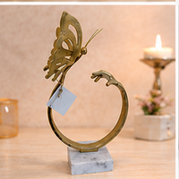 Sculpture de papillon en laiton faite à la main, décoration d'art de table moderne, figurine élégante inspirée de la nature pour le salon, le bureau, l'étagère