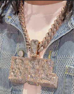 Pendentif en argent de luxe avec lettre graffiti audacieuse en diamant de laboratoire, bijou hip-hop pour femme, idéal pour le streetwear, les soirées et la mode haut de gamme - Product Image 1