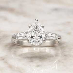 Anillo Moderno de Plata de Ley 925 con Moissanita VVS1 de 2CT Corte Pera, Joyería de Regalo Sorpresa de Aniversario para Pareja, Venta al por Mayor - Product Image 1