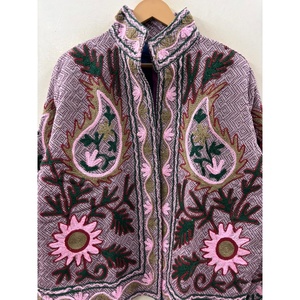 Chaqueta de algodón de punto con bordado floral estilo Suzani, de secado rápido, con cuello alto, en rosa empolvado y verde bosque, estampada a mano con puntada abierta. - Product Image 1