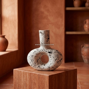 Vase Donut Rustique en Terre Cuite Guapo, Pot Creux Artisanal en Céramique, Décoration de Table en Céramique Blanche/Noire Vieillie - Product Image 4