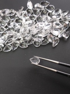 Topaze blanche naturelle 8x5MM taille poire, qualité supérieure, pierre précieuse calibrée en vrac pour la fabrication de bijoux, provenance Red Mountain Gems - Product Image 3