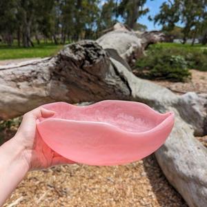 Juego de Tazones de Resina Blanca y Roja Modernos y de Tendencia, Pulidos con Aspecto de Mármol Negro Natural, los Mejores Tazones para Frutas Sostenibles - Product Image 4