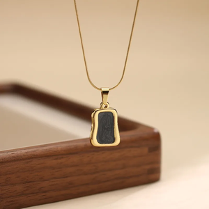 สร้อยคอจี้เปลือกหอยสไตล์เรโทรสำหรับผู้หญิง ชุบทองคำแท้ 18K พร้อมสายสร้อยแบบงูสุดหรู - Product Image 4