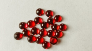 Vente en gros de pierres précieuses naturelles, grenat rouge du Mozambique, cabochon rond de 7 mm et 8 mm, dos plat, pierres précieuses en vrac pour la fabrication de bijoux - Product Image 2