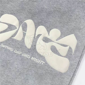 Shorts pour hommes avec logo imprimé personnalisé, impression en relief, style streetwear moderne, mode décontractée, confortable pour tous les jours - Product Image 6