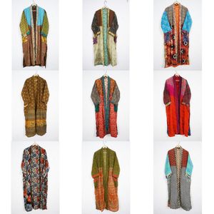Kimono de luxe d'été, robe longue de nuit, robe kimono en soie recyclée vintage indienne faite à la main pour femmes - Product Image 1