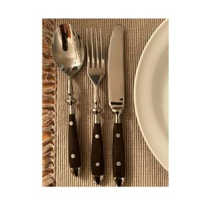 Exclusivo juego de cubiertos metálicos con mango de madera diseñado para experiencias gastronómicas y anfitriñones elegantes. - Product Image 5
