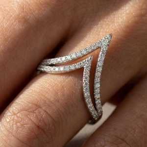 Bague Flèche en Moissanite Ronde au Design Unique, en Argent 925 Original, Bijou Fin pour Elle, Idéal pour les Vœux de Mariage et d'Anniversaire - Product Image 1