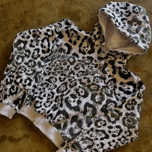 Sweat à capuche ample et court en molleton 100% coton français, bleu foncé, imprimé intégral, avec épaules tombantes, poches latérales, motif léopard, grammage lourd 420 g/m² - Product Image 2