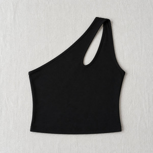 Haut court asymétrique moderne à une épaule découpée, haut ajusté élégant pour femme, débardeur noir uni personnalisé et audacieux pour les soirées d'été - Product Image 4