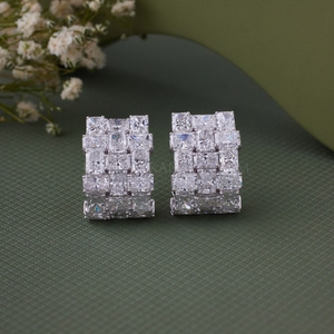 Boucles d'oreilles en or blanc à taille émeraude avec diamants de laboratoire, bijoux raffinés pour femmes, look élégant - Product Image 1