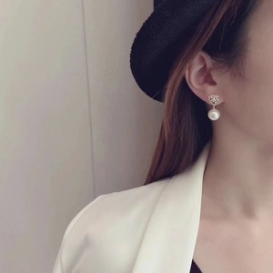 Boucles d'oreilles pendantes en argent 925 avec perles rondes d'eau douce naturelles impeccables AK et peau translucide délicate, bijoux fins - Product Image 4