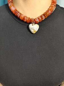 Collier ras du cou bohème en résine colorée avec pendentif cœur rose, vert, jaune, marron – Étanche, livraison rapide, tendance - Product Image 3