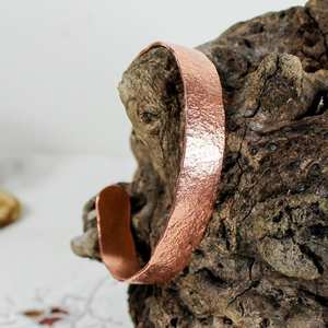 Brazalete de cobre martillado, sin plomo ni níquel, texturizado, forjado a mano. - Product Image 1