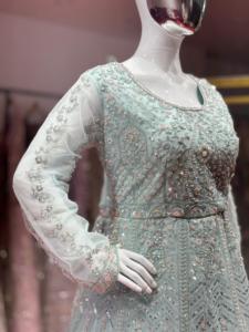 Lehenga élégant avec des morceaux fantaisie et des pierres Jarkan sur un tissu en filet dans des tons clairs avec un aspect lourd - Product Image 4