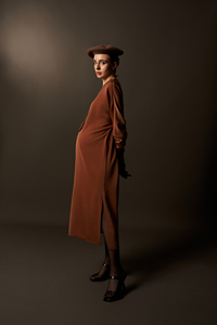 เดรสผ้าซาตินไหมทอลายเรียบง่าย แขนยาวปานกลาง ทรงหลวม เอวไม่รัดรูป สไตล์มินิมอล ระบายอากาศได้ดี ผลิตในเวียดนาม - Product Image 5