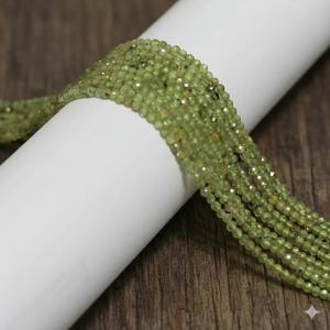 ลูกปัดเพรนไนต์สีเขียวธรรมชาติคุณภาพดีที่สุด ขนาด 2 มม. รูปทรงกลมเหลี่ยมเพชรพลอยขนาดเล็ก สำหรับทำเครื่องประดับ DIY ขายส่ง - Product Image 1