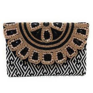 Pochette élégante brodée de perles de rocaille, motif floral artisanal complexe, perles petites et cousues à la main - Product Image 5