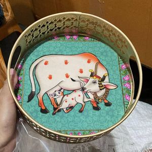 Plateau carré en métal artisanal moderne Pichwai, couleur personnalisée, cadeau de mariage indien, de déménagement ou de Diwali, en gros - Product Image 1