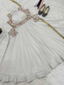 ชุดอานาร์กาลีผ้าจอร์เจตต์เทียมแบบดีไซเนอร์ ตกแต่งด้วยงานปักแบบโคติ ความยาวปกติ แห้งเร็ว ใส่ได้ทุกฤดู เหมาะสำหรับงานแต่งงานและงานเฉลิมฉลอง - Product Image 5