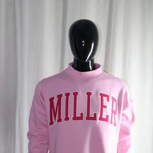 Sudadera MILLER PINK con cuello alto, 100% rojo, con apliques bordados, cuello ancho, hilos finos. - Product Image 3