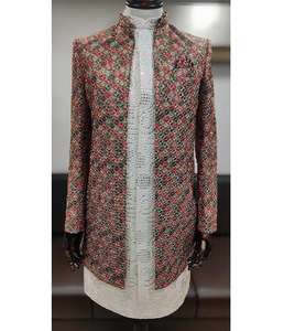 Ensemble traditionnel indowestern sherwani pour hommes, en tissu de soie brodé, conçu pour les événements culturels et les mariages. - Product Image 2